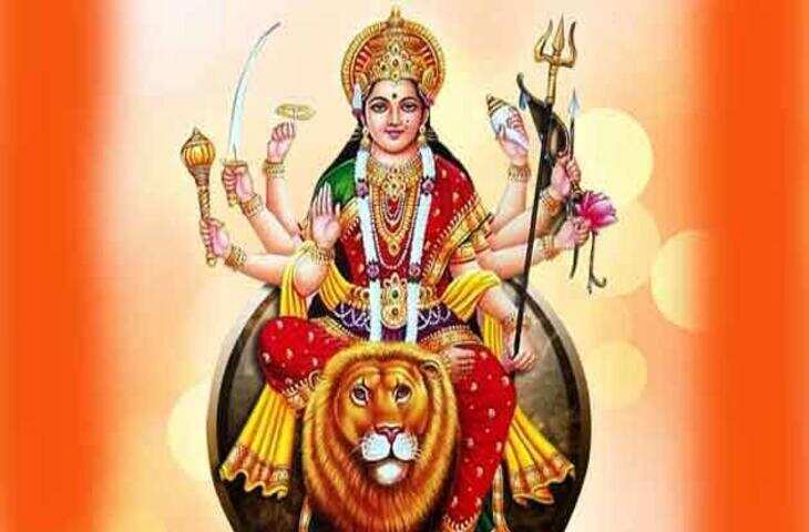 सनातन धर्म में मां दुर्गा को शक्ति, साहस और संरक्षण की देवी माना जाता है। मां भगवती की आराधना के लिए अनेक स्तोत्रों का पाठ किया जाता है। विशेष रूप से नवरात्रि, शुक्रवार और दुर्गा पूजा के दौरान मां भगवती का स्तोत्र श्रद्धापूर्वक पढ़ना शुभ माना जाता है। धार्मिक मान्यता है कि देवी की स्तुति करने से भक्त के मन में आत्मविश्वास और सकारात्मकता का संचार होता है।  मां भगवती स्तोत्र  या देवी सर्वभूतेषु शक्तिरूपेण संस्थिता। नमस्तस्यै नमस्तस्यै नमस्तस्यै नमो नमः॥  या देवी सर्वभूतेषु बुद्धिरूपेण संस्थिता। नमस्तस्यै नमस्तस्यै नमस्तस्यै नमो नमः॥  या देवी सर्वभूतेषु मातृरूपेण संस्थिता। नमस्तस्यै नमस्तस्यै नमस्तस्यै नमो नमः॥  या देवी सर्वभूतेषु श्रद्धारूपेण संस्थिता। नमस्तस्यै नमस्तस्यै नमस्तस्यै नमो नमः॥  या देवी सर्वभूतेषु दयारूपेण संस्थिता। नमस्तस्यै नमस्तस्यै नमस्तस्यै नमो नमः॥  सर्वमङ्गलमाङ्गल्ये शिवे सर्वार्थसाधिके। शरण्ये त्र्यम्बके गौरि नारायणि नमोऽस्तु ते॥  शरणागतदीनार्तपरित्राणपरायणे। सर्वस्यार्तिहरे देवि नारायणि नमोऽस्तु ते॥  सर्वस्वरूपे सर्वेशे सर्वशक्तिसमन्विते। भयेभ्यस्त्राहि नो देवि दुर्गे देवि नमोऽस्तु ते॥  दुर्गा स्तोत्र का महत्व  धार्मिक मान्यताओं के अनुसार मां दुर्गा का स्मरण भय, चिंता और कठिन परिस्थितियों में मन को शक्ति प्रदान करता है। देवी के स्तोत्र का पाठ श्रद्धा और एकाग्रता के साथ करने से भक्त को आध्यात्मिक शांति का अनुभव होता है।  नवरात्रि में मां दुर्गा के नौ स्वरूपों की पूजा के साथ दुर्गा स्तोत्र का पाठ विशेष रूप से किया जाता है। शुक्रवार को भी देवी आराधना के लिए स्तोत्र पाठ को शुभ माना जाता है।  पाठ की सरल विधि  सुबह स्नान करके स्वच्छ स्थान पर मां दुर्गा की तस्वीर या प्रतिमा के सामने दीपक जलाएं। लाल पुष्प और अक्षत अर्पित करें। इसके बाद शांत मन से मां भगवती स्तोत्र का पाठ करें। अंत में मां से परिवार की सुख-शांति और मंगल की प्रार्थना करें।