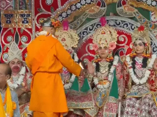 योगी बोले- बेटी को छेड़ा तो रावण जैसा हाल होगा, बुलेटप्रूफ रथ में निकले; एंबुलेंस को दिया रास्ता, श्रीराम का किया राजतिलक