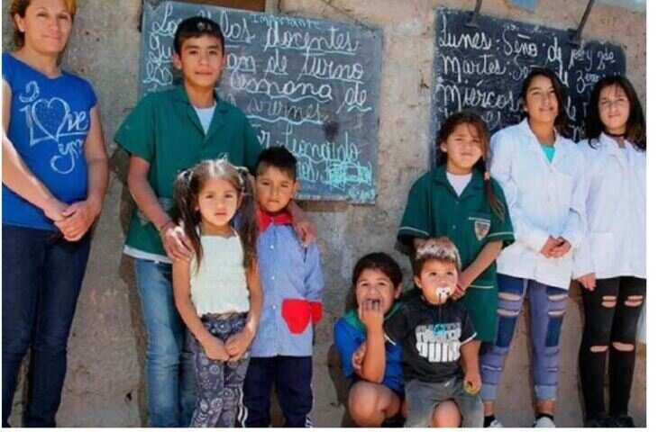 हमारे देश में सामान्यत: 12 साल के बच्चों के लिए स्कूल जाना एक आम बात होती है, लेकिन अर्जेंटीना के लियोनार्डो निकानोर क्विंतेरोस नामक एक लड़के ने इस सामान्य धारणा को पूरी तरह से बदल दिया है। इस बच्चें ने अपनी छोटी सी उम्र में एक ऐसा स्कूल खोला है जो न सिर्फ गरीब और जरूरतमंद बच्चों के लिए शिक्षा का माध्यम बना है, बल्कि उसमें 40 साल तक के लोग भी शिक्षा ग्रहण करने आ रहे हैं। इस स्कूल का नाम है पैट्रिया यूनिटी स्कूल, और यह अनोखा स्कूल झोपड़ी में चलता है, जहां 36 छात्र पढ़ाई कर रहे हैं।  लियोनार्डो की प्रेरक यात्रा लियोनार्डो का जन्म लास पिएड्रिटास शहर में हुआ था, और जब वह केवल 12 साल का था, तब उसने फैसला किया कि वह उन बच्चों की मदद करेगा जो स्कूल नहीं जा पाते। अर्जेंटीना के विभिन्न हिस्सों में रहने वाले गरीब बच्चे शिक्षा से वंचित रहते हैं क्योंकि उनके परिवार के पास स्कूल भेजने के पैसे नहीं होते। लियोनार्डो ने महसूस किया कि कुछ ऐसा करना चाहिए जिससे इन बच्चों को शिक्षा मिल सके, और फिर उसने एक स्कूल खोलने का निश्चय किया।  लियोनार्डो का स्कूल उन बच्चों के लिए है जो शिक्षा के अधिकार से वंचित हैं, और जिनके पास स्कूल जाने के लिए जरूरी संसाधन नहीं हैं। इस स्कूल में बच्चों से लेकर बुजुर्गों तक सभी आते हैं। यहां की सबसे खास बात यह है कि छात्रों की उम्र का कोई भेदभाव नहीं है, चाहे वे 4 साल के हों या 40 साल के, सभी को यहां शिक्षा मिलती है।  दादी का समर्थन और स्कूल की शुरुआत लियोनार्डो की दादी, रामोना, ने भी इस स्कूल की स्थापना में लियोनार्डो की मदद की। रामोना का कहना है कि वह अपने पोते पर गर्व महसूस करती हैं और उसे देखकर उनकी आंखों में आंसू आ जाते हैं। लियोनार्डो ने न सिर्फ अपनी पढ़ाई खत्म की, बल्कि उन लोगों को भी शिक्षा देने की ठानी जो इसे प्राप्त करने से वंचित थे। उनके स्कूल में अब 36 छात्र पढ़ाई कर रहे हैं, और यह संख्या दिन-ब-दिन बढ़ रही है।  रामोना ने बताया कि स्कूल उनका और लियोनार्डो का घर के पास ही है। यहां तक कि स्कूल बहुत बड़ा नहीं है, लेकिन फिर भी यह बच्चों के लिए एक महत्वपूर्ण जगह बन चुका है। उनके पोते की कोशिशों ने कई छात्रों की जिंदगी बदल दी है, और वे अब पढ़ाई कर पा रहे हैं।  स्कूल का माहौल और संसाधन लियोनार्डो का पैट्रिया यूनिटी स्कूल एक साधारण झोपड़ी में चलता है, लेकिन यहां के छात्रों को शिक्षा का पूरा अनुभव मिलता है। स्कूल में बेंच, ब्लैकबोर्ड, स्टूडेंट्स के लॉकर और एक छोटी सी लाइब्रेरी भी है। यह सभी संसाधन स्कूल में पढ़ाई के माहौल को और बेहतर बनाने के लिए तैयार किए गए हैं। इसके अलावा, लियोनार्डो खुद भी एक शिक्षक के रूप में छात्रों को पढ़ाते हैं और उनकी पढ़ाई को आगे बढ़ाने के लिए स्कॉलरशिप लेकर टीचर्स एजुकेशन की पढ़ाई कर रहे हैं।  समाज और संस्थाओं की मदद लियोनार्डो के इस अनोखे स्कूल को देखने के बाद कई संस्थाएं और समाज के लोग मदद के लिए आगे आए हैं। स्थानीय समुदाय और संस्थाओं ने लियोनार्डो की मदद के लिए बहुत कुछ किया है, जिससे स्कूल की स्थिति में सुधार हो रहा है। लोग न केवल आर्थिक रूप से मदद कर रहे हैं, बल्कि स्कूल में पढ़ने वाले बच्चों के लिए किताबें, स्टेशनरी, और अन्य सामग्रियां भी दे रहे हैं।  समाज की इस मदद से स्कूल के माहौल में सकारात्मक बदलाव आ रहे हैं, और अब यहां पढ़ाई करने वाले बच्चों की संख्या भी लगातार बढ़ रही है। लियोनार्डो के उत्साह और संघर्ष ने यह साबित कर दिया है कि यदि मन में कुछ करने का जज्बा हो, तो कोई भी मुश्किल रास्ता नहीं होता।  क्लारिन का अनुभव क्लारिन, जो इस स्कूल में पढ़ने वाली एक छात्रा हैं, ने लियोनार्डो के बारे में बताया कि, "लियोनार्डो मेरे घर से 40 मिनट की दूरी पर रहता है। वह स्कूल से अपनी पढ़ाई खत्म करके हमारे घर आता है और हमें पढ़ाता है। अब वह स्कॉलरशिप लेकर टीचर्स एजुकेशन की पढ़ाई कर रहा है। सभी स्टूडेंट्स उसे पसंद करते हैं।"  निष्कर्ष लियोनार्डो निकानोर क्विंतेरोस का यह स्कूल एक प्रेरणा है। इसने यह साबित कर दिया है कि उम्र किसी भी बड़े बदलाव को लाने में रुकावट नहीं डाल सकती। 12 साल के लियोनार्डो ने एक ऐसा स्कूल खोला है जो गरीब और जरूरतमंद बच्चों के लिए शिक्षा का सबसे बड़ा स्रोत बन चुका है। यह स्कूल उन सभी लोगों के लिए एक उदाहरण है जो सोचते हैं कि जीवन में बदलाव लाने के लिए उन्हें बड़े पैमाने पर कुछ करना पड़ेगा। कभी-कभी, एक छोटे से कदम से ही बड़ी बदलाव की शुरुआत हो सकती है।