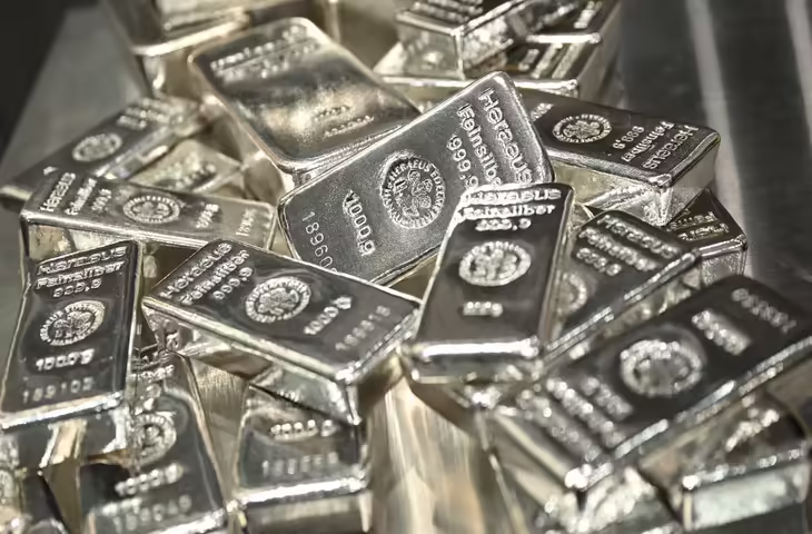 क्या फूट गया चांदी का बुलबुला? रिकॉर्ड हाई से ₹1.92 लाख तक टूटी कीमत, जानें सोने-चांदी का ताजा भाव