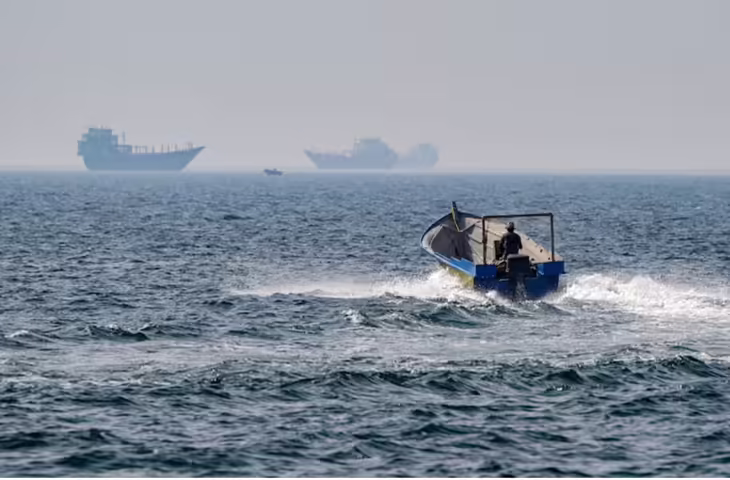 Strait of Hormuz में बढ़ा तनाव!&nbsp;&nbsp;ईरान ने दो भारतीय जहाजों पर चलाई गोलियां, 2 मिलियन बैरल तेल ले जा रहा था जहाज
