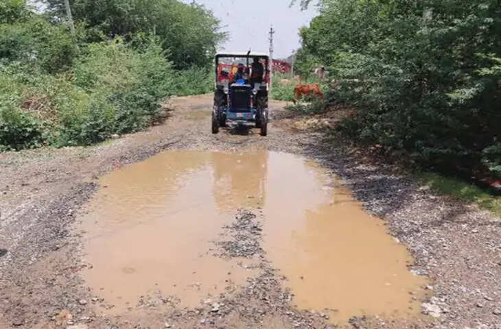 Ajmer में बेमौसम बारिश से शहर की सड़कें टूटी, फुटपाथ पर भरा पानी