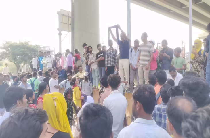 हाथ में डिग्री, जेब में सिर्फ 10 हजार! आखिर क्यों सडकों पर उतरे&nbsp;नोएडा के ग्रेजुएट्स, जानिए क्या है कारण&nbsp;
