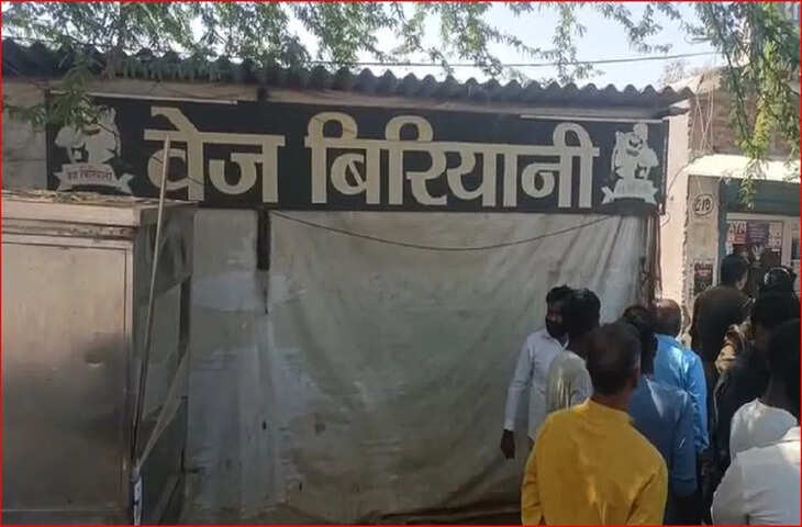 उत्तर प्रदेश की राजधानी लखनऊ के बख्शी का तालाब (BKT) थाना क्षेत्र में एक सनसनीखेज मामला सामने आया है। जीसीआरजी कॉलेज गेट के पास स्थित एक वेज बिरयानी की दुकान के फ्रीजर में 38 वर्षीय युवक का शव बरामद हुआ। यह खुलासा रविवार को हुआ, जब दुकान पिछले चार दिनों तक बंद रहने के बाद मालिक ने इसे खोला। अंदर का नजारा देख दुकानदार के होश उड़ गए और उसने तुरंत पुलिस को सूचित किया।  पुलिस के अनुसार, मृतक युवक की उम्र लगभग 38 साल थी और उसकी पहचान अभी स्पष्ट नहीं हो पाई है। दुकान पिछले चार दिनों से बंद थी, और आसपास के लोग भी इसे बंद देखकर चुप्पी साधे हुए थे। रविवार को जब मालिक दुकान खोलने गया, तो उसने फ्रीजर में शव देखा। शव की हालत देखकर पुलिस मौके पर पहुंची और पूरे क्षेत्र को घेर लिया।  घटना की जानकारी मिलते ही BKT थाना पुलिस ने फोरेंसिक टीम को मौके पर बुलाया। टीम ने फ्रीजर और दुकान का निरीक्षण किया और शव को कब्जे में लेकर पोस्टमॉर्टम के लिए भेज दिया। पुलिस का कहना है कि शुरुआती जांच में यह स्पष्ट नहीं हो पाया है कि युवक की मौत हत्या थी या किसी अन्य कारण से हुई। जांच के दौरान दुकान के मालिक और आस-पास के लोगों से पूछताछ की जा रही है।  स्थानीय लोगों के अनुसार, यह दुकान चार दिनों से बंद थी, लेकिन किसी ने इसकी ओर ध्यान नहीं दिया। घटना की खबर फैलते ही आसपास के इलाके में सनसनी फैल गई। दुकानदार का कहना है कि उन्होंने कभी भी किसी संदिग्ध गतिविधि का अनुभव नहीं किया, इसलिए यह घटना उनके लिए पूरी तरह से अप्रत्याशित और सहमी हुई है।  पुलिस अधिकारी ने बताया कि मृतक की पहचान के लिए आसपास के सीसीटीवी फुटेज और पड़ोसियों के बयानों की जांच की जा रही है। इसके साथ ही मृतक के संभावित परिचितों और परिवार से संपर्क स्थापित करने की कोशिश की जा रही है। उन्होंने कहा कि शव की पहचान और मौत के कारणों का पता लगाना प्राथमिकता में है।  विशेषज्ञों का कहना है कि फ्रीजर में शव मिलने की घटनाएं बहुत गंभीर और दुर्लभ होती हैं। ऐसी घटनाओं में जांच त्वरित और विस्तारपूर्वक करनी पड़ती है ताकि हर पहलू को देखा जा सके। पोस्टमॉर्टम रिपोर्ट के आधार पर ही पुलिस यह तय करेगी कि मामला हत्या का है या आकस्मिक मृत्यु का।  इस सनसनीखेज घटना ने इलाके में डर और चिंता की स्थिति पैदा कर दी है। स्थानीय लोग पुलिस से मांग कर रहे हैं कि पूरे मामले की सटीक और पारदर्शी जांच हो ताकि सच सामने आए और इलाके में शांति बहाल हो सके। पुलिस ने भी आश्वासन दिया है कि जांच में कोई ढिलाई नहीं बरती जाएगी और दोषियों को सख्त से सख्त कार्रवाई का सामना करना पड़ेगा।  फिलहाल, लखनऊ के बख्शी का तालाब थाना क्षेत्र में यह मामला चर्चा का मुख्य विषय बन गया है। दुकान मालिक और स्थानीय लोग घटना के सदमे में हैं, जबकि पुलिस पूरे मामले की गहन जांच में जुटी हुई है। शव की पहचान और मौत के कारणों का पता लगते ही मामले की दिशा स्पष्ट हो जाएगी।