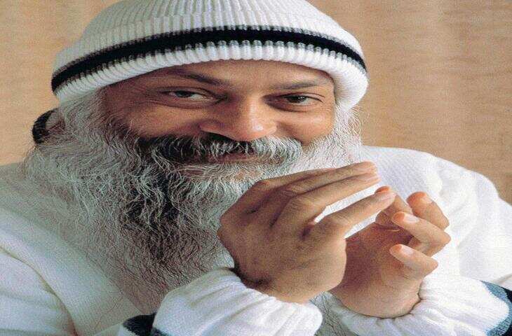 प्रेम मनुष्य के जीवन की सबसे गहरी भावनाओं में से एक है। सदियों से दार्शनिकों और संतों ने प्रेम को समझने की कोशिश की है। आध्यात्मिक गुरु ओशो के अनुसार प्रेम केवल एक भावना नहीं, बल्कि चेतना की एक अवस्था है। उनके विचारों में प्रेम का संबंध अधिकार, अपेक्षा और बंधन से नहीं, बल्कि स्वतंत्रता, जागरूकता और आनंद से है।  ओशो के अनुसार प्रेम क्या है?  ओशो कहते थे कि सामान्य प्रेम अक्सर इच्छाओं और अपेक्षाओं से जुड़ा होता है। जब व्यक्ति किसी से प्रेम करता है और बदले में कुछ पाने की उम्मीद रखता है, तो वह प्रेम धीरे-धीरे निर्भरता और दुख का कारण बन सकता है।  उनके अनुसार सच्चा प्रेम वह है जिसमें व्यक्ति दूसरे को बदलने की कोशिश नहीं करता, बल्कि उसे जैसा है वैसा स्वीकार करता है। सच्चा प्रेम स्वतंत्रता देता है, बंधन नहीं बनाता।  प्रेम और अहंकार का संबंध  ओशो के विचारों में प्रेम और अहंकार एक-दूसरे के विपरीत हैं। जहां अहंकार कहता है &mdash; "तुम मेरे हो", वहीं प्रेम कहता है &mdash; "तुम स्वतंत्र हो।"  अहंकार में व्यक्ति सामने वाले पर अधिकार जमाना चाहता है। वह चाहता है कि दूसरा उसकी इच्छाओं के अनुसार चले। लेकिन प्रेम में सम्मान, विश्वास और स्वीकार्यता होती है।  ओशो के अनुसार जब अहंकार कम होता है, तभी प्रेम की वास्तविक अनुभूति संभव होती है।  क्या प्रेम वास्तव में सत्य है?  ओशो के अनुसार प्रेम पूरी तरह सत्य है, लेकिन वह प्रेम नहीं जो डर, ईर्ष्या और स्वार्थ पर आधारित हो। सच्चा प्रेम मनुष्य के भीतर से उत्पन्न होता है और उसमें किसी तरह की मजबूरी नहीं होती।  उनका मानना था कि प्रेम कोई ऐसी चीज नहीं है जिसे बाहर से खोजा जाए, बल्कि यह व्यक्ति के भीतर मौजूद एक ऊर्जा है। जब मन शांत और अहंकार से मुक्त होता है, तब प्रेम अपने आप प्रकट होता है।  प्रेम और स्वतंत्रता  ओशो प्रेम को स्वतंत्रता से जोड़ते थे। उनके अनुसार यदि किसी रिश्ते में डर, दबाव या नियंत्रण है, तो वहां प्रेम कमजोर हो जाता है।  सच्चा प्रेम व्यक्ति को विकसित होने का अवसर देता है। वह दो लोगों को जोड़ता है, लेकिन उनकी स्वतंत्रता को समाप्त नहीं करता।  ओशो के प्रेम संबंधी प्रमुख विचार प्रेम किसी व्यक्ति पर अधिकार जमाने का नाम नहीं है। प्रेम में अपेक्षा कम और स्वीकार्यता अधिक होनी चाहिए। प्रेम तभी गहरा होता है जब व्यक्ति स्वयं से प्रेम करना सीखता है। प्रेम अहंकार को मिटाता है और चेतना को विस्तार देता है। सच्चा प्रेम भय से नहीं, आनंद से जन्म लेता है। ओशो के विचारों का प्रभाव  ओशो के प्रेम संबंधी विचारों ने दुनिया भर में लोगों को रिश्तों और जीवन को एक नए नजरिए से देखने की प्रेरणा दी। उन्होंने प्रेम को केवल सामाजिक संबंधों तक सीमित नहीं माना, बल्कि इसे आत्मिक विकास का माध्यम बताया।  उनके अनुसार जब व्यक्ति अपने भीतर शांति और जागरूकता पैदा करता है, तब प्रेम एक स्वाभाविक अवस्था बन जाता है। ऐसा प्रेम किसी शर्त पर आधारित नहीं होता, बल्कि जीवन के प्रति गहरी स्वीकृति और आनंद का अनुभव होता है।
