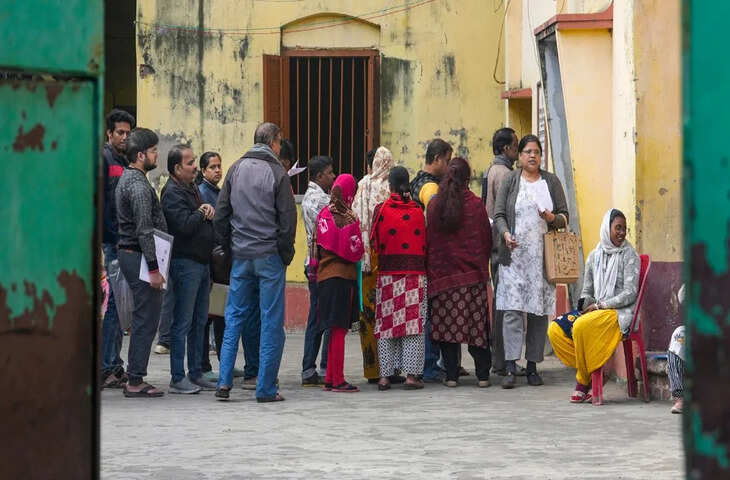 महाराष्ट्र के यवतमाल जिले में साइबर क्राइम का एक चौंकाने वाला मामला सामने आया है। अरनी तहसील का एक छोटा सा गांव देश भर का ध्यान खींच रहा है। इसकी वजह यह है कि 1,300 की आबादी वाले गांव से 25,000 से ज़्यादा डेथ और बर्थ सर्टिफिकेट जारी किए गए हैं। पुलिस मामले की जांच कर रही है। पुलिस ने इस मामले में बिहार के एक 20 साल के युवक को गिरफ्तार किया है। महाराष्ट्र सरकार ने भी पूरे मामले की जांच के लिए एक SIT बनाई है।  PTI की एक रिपोर्ट के मुताबिक, महाराष्ट्र में बर्थ और डेथ सर्टिफिकेट फ्रॉड के हज़ारों मामले तब सामने आए जब डिस्ट्रिक्ट हेल्थ ऑफिसर ने शेंदुरसानी ग्राम पंचायत के सिविल रजिस्ट्रेशन सिस्टम (CRS) का इंस्पेक्शन किया। जांच में पता चला कि गांव की आबादी सिर्फ़ 1,300 थी, फिर भी अब तक 27,000 बर्थ और डेथ सर्टिफिकेट जारी किए जा चुके हैं।  अब तक की जांच में पता चला है कि पिछले महीने सर्टिफिकेट का एक पूरा बैच बनाया गया था। इतनी बड़ी संख्या में रजिस्ट्रेशन देखकर पुलिस में शिकायत दर्ज कराई गई। सरकार ने अब इस मामले की जांच के लिए एक SIT बनाई है।  बिहार का एक युवक गिरफ्तार जन्म और मृत्यु सर्टिफिकेट मामले में शुरुआती कार्रवाई करते हुए पुलिस ने बिहार के 20 साल के आदर्श कुमार दुबे को गिरफ्तार किया है। जांच में पता चला कि आरोपी ने सरकारी सर्वर हैक करके देश के अलग-अलग हिस्सों के लिए ये नकली सर्टिफिकेट जारी किए थे। युवक को 12 जनवरी तक कस्टडी में भेज दिया गया है।  शिकायत दर्ज होने के बाद जांच शुरू की गई यवतमाल शहर के पुलिस स्टेशन में इंडियन पीनल कोड (IPC) और इन्फॉर्मेशन टेक्नोलॉजी (IT) एक्ट की संबंधित धाराओं के तहत एक क्रिमिनल केस दर्ज किया गया है। उन्होंने कहा कि अभी जांच यवतमाल के सब-डिविजनल पुलिस ऑफिसर (SDPO) कर रहे हैं। उन्होंने कहा कि मामले की गंभीरता और संभावित नतीजों को देखते हुए, होम डिपार्टमेंट ने महाराष्ट्र साइबर के एडिशनल डायरेक्टर जनरल ऑफ पुलिस (ADG) की देखरेख में एक स्पेशल इन्वेस्टिगेशन टीम (SIT) से पूरी जांच शुरू करने का फैसला किया है। SIT टीम के इस हफ्ते गांव का दौरा करने की उम्मीद है।