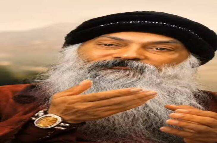 ओशो के अनुसार प्रेम सत्य है, लेकिन जिसे हम सामान्य जीवन में प्रेम कहते हैं, वह हमेशा प्रेम नहीं होता। कई बार जिसे हम प्रेम समझते हैं, उसके भीतर जरूरत, डर, अधिकार, अपेक्षा, ईर्ष्या और अकेलेपन से बचने की इच्छा छिपी होती है।  ओशो की दृष्टि में प्रेम कोई ऐसा संबंध नहीं है जिसमें दूसरा व्यक्ति आपकी खुशी की जिम्मेदारी बन जाए। प्रेम एक अवस्था है&mdash;जब भीतर से देने की क्षमता पैदा होती है और दूसरे को बांधने की जरूरत कम होती जाती है।  प्रेम और जरूरत में अंतर कई रिश्तों में मन कहता है:  &ldquo;तुम मेरे साथ रहो, तभी मैं खुश हूं।&rdquo;  ओशो की दृष्टि से यह प्रेम से अधिक निर्भरता हो सकती है।  जब किसी व्यक्ति के चले जाने का डर इतना बड़ा हो जाए कि आप अपनी स्वतंत्रता, शांति और आत्मसम्मान खोने लगें, तब सवाल उठाना जरूरी है&mdash;क्या मैं सच में प्रेम कर रहा हूं या मुझे उस व्यक्ति की जरूरत है?  प्रेम कहता है:  &ldquo;तुम मेरे जीवन में हो, यह सुंदर है।&rdquo;  जबकि निर्भरता कहती है:  &ldquo;तुम मेरे जीवन में नहीं होगे तो मैं खुश नहीं रह सकता।&rdquo;  प्रेम में अधिकार क्यों आता है? जहां &ldquo;तुम मेरे हो&rdquo; की भावना बहुत मजबूत होती है, वहां प्रेम धीरे-धीरे अधिकार में बदल सकता है।  फिर व्यक्ति दूसरे को नियंत्रित करना चाहता है&mdash;  तुम कहां गए? किससे बात की? मुझे फोन क्यों नहीं किया? तुमने मुझे महत्व क्यों नहीं दिया?  ओशो के अनुसार ऐसा प्रेम स्वतंत्रता नहीं देता। वास्तविक प्रेम में दूसरे व्यक्ति की स्वतंत्रता का सम्मान होता है।  प्रेम और अहंकार प्रेम और अहंकार एक-दूसरे के विपरीत दिशाओं में जाते हैं।  अहंकार चाहता है:  &ldquo;मुझे महत्व दो।&rdquo;  प्रेम में व्यक्ति पूछता है:  &ldquo;मैं तुम्हें क्या दे सकता हूं?&rdquo;  अहंकार संबंध में अपनी जगह सुरक्षित करना चाहता है। प्रेम दूसरे व्यक्ति को अपने अनुसार बदलने की कोशिश नहीं करता।  क्या प्रेम में दर्द नहीं होता? होता है।  लेकिन ओशो के विचारों को समझें तो प्रेम का दर्द और आसक्ति का दर्द अलग हैं।  यदि कोई व्यक्ति आपके जीवन से दूर हो जाता है तो दुख होना स्वाभाविक है। लेकिन अगर मन लगातार कहता रहे&mdash;  &ldquo;वह वापस आए बिना मैं अधूरा हूं।&rdquo;  तो वहां प्रेम के साथ आसक्ति भी जुड़ी हुई हो सकती है।  प्रेम में दूसरे व्यक्ति की अनुपस्थिति दुख दे सकती है, लेकिन धीरे-धीरे व्यक्ति उस दुख को भी स्वीकार करना सीख सकता है।  अकेलेपन से प्रेम तक ओशो के विचारों में एक महत्वपूर्ण बात यह है कि व्यक्ति को पहले अकेले रहने की क्षमता विकसित करनी चाहिए।अगर मैं अकेला नहीं रह सकता और इसलिए किसी व्यक्ति को पकड़कर रखता हूं, तो मेरा रिश्ता मेरी कमजोरी पर आधारित है।लेकिन यदि मैं अकेला भी शांत रह सकता हूं और फिर किसी के साथ होना चुनता हूं, तो संबंध में जरूरत से ज्यादा स्वतंत्र चुनाव आ जाता है।  यही प्रेम को अधिक सुंदर बनाता है।  प्रेम को पकड़ना नहीं है प्रेम फूल की तरह है।  आप फूल को पकड़कर मुट्ठी बंद कर देंगे तो फूल नष्ट हो सकता है। लेकिन उसे खुली हथेली पर रहने देंगे तो उसकी सुंदरता बनी रहती है।इसी तरह प्रेम में स्वतंत्रता, विश्वास और स्वीकार जरूरी हैं।  ओशो की दृष्टि में प्रेम का सार सरल शब्दों में:  जहां डर ज्यादा है, वहां प्रेम के साथ आसक्ति हो सकती है। जहां अधिकार ज्यादा है, वहां प्रेम के साथ अहंकार हो सकता है। जहां अपेक्षा ज्यादा है, वहां प्रेम के साथ सौदा हो सकता है। और जहां स्वतंत्रता, स्वीकार और देने की क्षमता है, वहां प्रेम अपने अधिक शुद्ध रूप में दिखाई देता है।  इसलिए ओशो के विचारों में प्रेम केवल &ldquo;किसी व्यक्ति से प्रेम करना&rdquo; नहीं है। अंतिम अर्थ में प्रेम एक ऐसी आंतरिक अवस्था है जिसमें व्यक्ति दूसरे को अपने सुख का साधन नहीं बनाता।