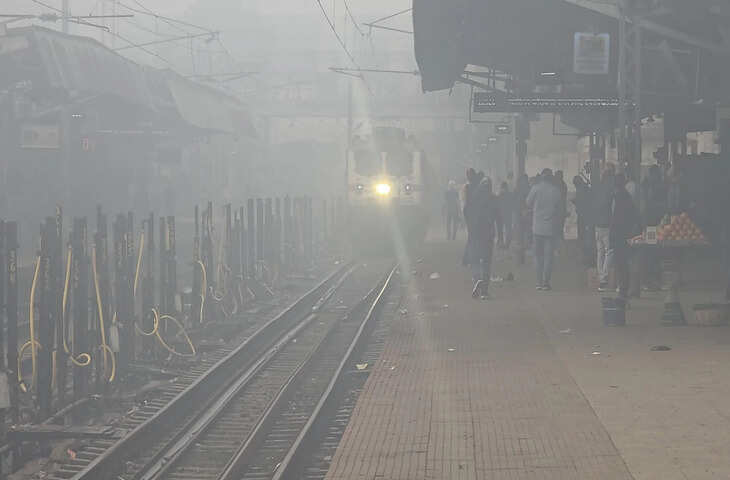 रेल यात्रियों के लिए बुरी खबर! खराब मौसम के चलते&nbsp;राजधानी-दुरंतो समेत कई ट्रेनें घंटों तक लेट,&nbsp;देखें पूरी लिस्ट