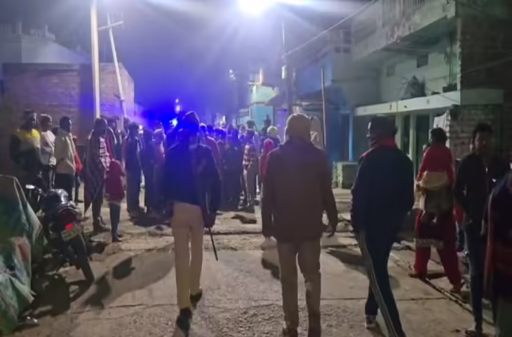 नशे में धुत मनचलों ने गांव में मचाया तांडव, घर के पास 5 राउंड फायरिंग, दहशत फैलते ही बाइक छोड़कर भागे आरोपी