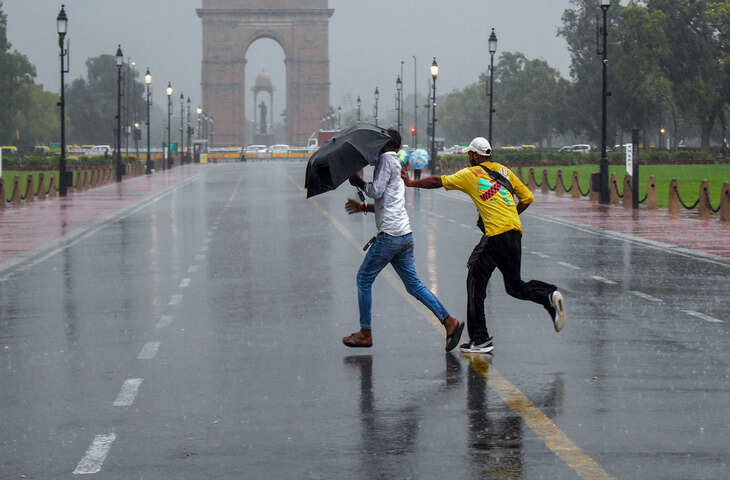 दिल्ली-NCR में मूसलाधार बारिश से हाहाकार, वीडियो में जाने 15 फ्लाइट डायवर्ट और 26 कैंसिल; यूपी के 19 जिलों में बाढ़ जैसे हालात