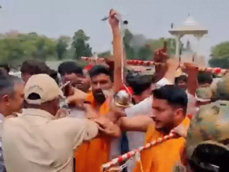 छात्रसंघ चुनाव बहाली की मांग तेज, जयपुर में RLP नेता कमल चौधरी के नेतृत्व में छात्रों का प्रदर्शन