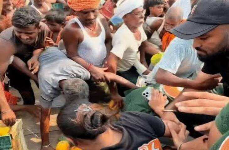 बिहार में बाढ़ पीड़ितों के लिए फल लेकर पहुंचे सिख समाजसेवी, रास्ते में भीड़ ने लूट लिया पूरा सामान