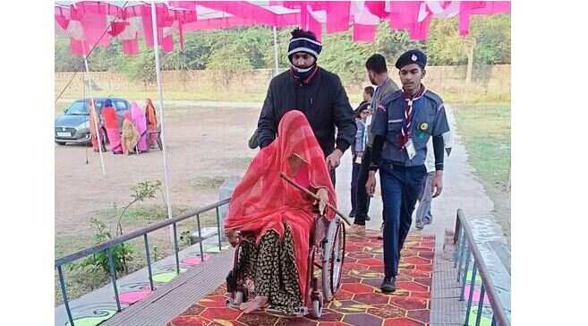 Rajasthan Election 2023 राजस्थान में वोटिंग जारी, चुनावों में दिखा अलग रंग, बूथ कर्मी अपनी शादी के दिन भी चुनाव ड्यूटी पर मुस्तैद&nbsp;