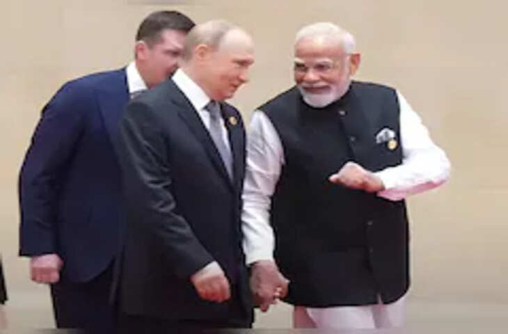 वीडियो में देखें पुतिन का अपना चलता फिरता किला छोड सुरक्षा प्रोटोकॉल तोड़कर पीएम मोदी के साथ एयरपोर्ट से हुए रवाना 