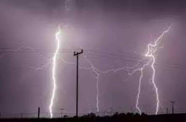 चिकमंगलुरु में बस गड्ढे में गिरी, मकान की छत पर गिरी, कई लोग घायल