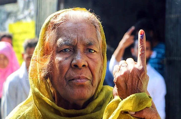 Indore मतदान के लिए लोागों को जागरूक करने सडकों पर उतरे अधिकारी