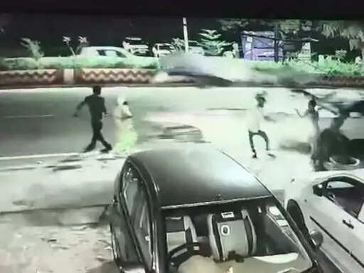 ग्वालियर में तेज रफ्तार कार का कहर: ठेले को मारी टक्कर, उछलकर पति-पत्नी पर गिरा; दोनों गंभीर घायल