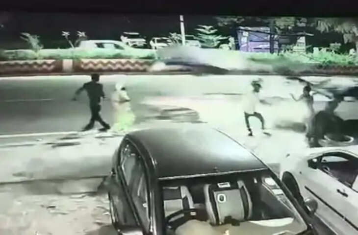 ग्वालियर में तेज रफ्तार कार का कहर: ठेले को मारी टक्कर, उछलकर पति-पत्नी पर गिरा; दोनों गंभीर घायल