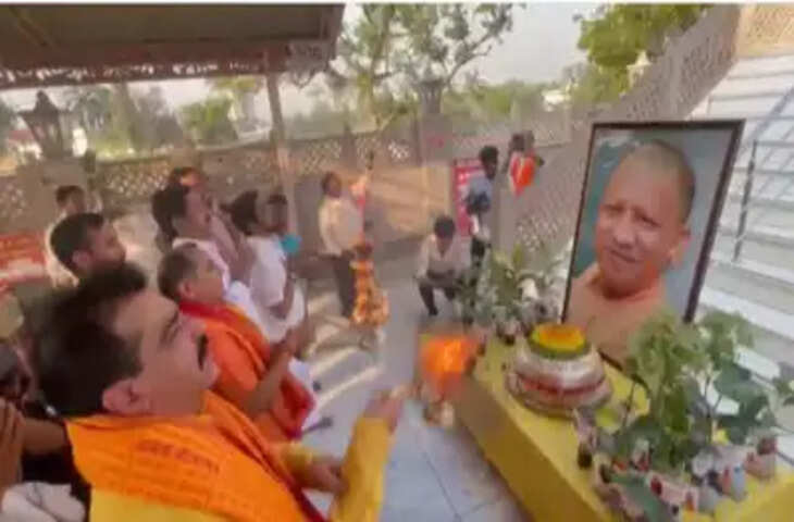 CM योगी का 54वां जन्मदिन: पेरिस में एफिल टॉवर के सामने बुलडोजर केक, अयोध्या में विशेष आयोजन