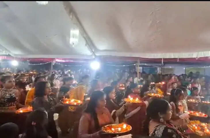 श्रावस्ती में 101 थालों से कन्याओं ने की मां दुर्गा की महाआरती, महाअष्टमी पर गूंजे दुर्गा पंडाल