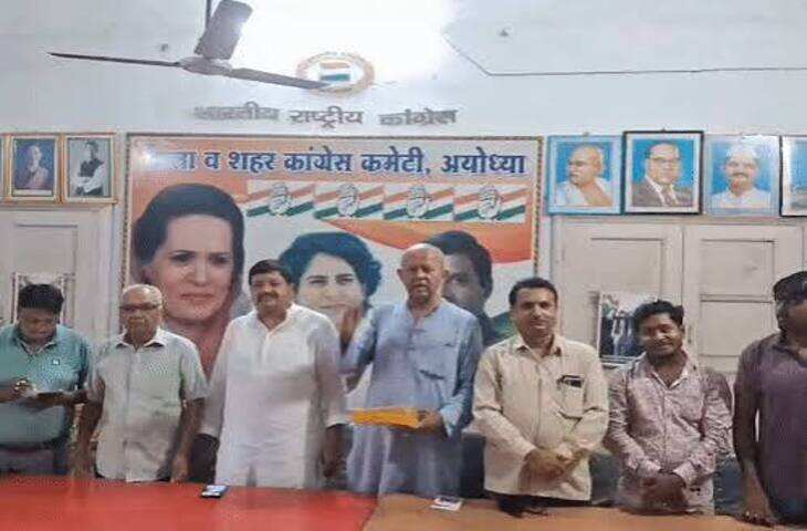 दतिया और बांका में कांग्रेस समर्थित प्रत्याशियों की जीत पर अयोध्या में जश्न, कार्यकर्ताओं ने बांटी मिठाइयां