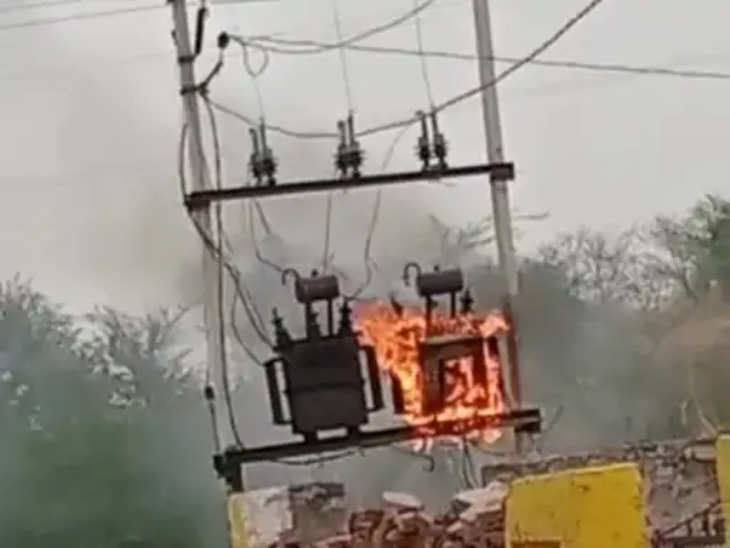 Nagaur तार में स्पार्किंग के बाद लगी आग : ट्रांसफार्मर जलने से बिजली आपूर्ति बाधित