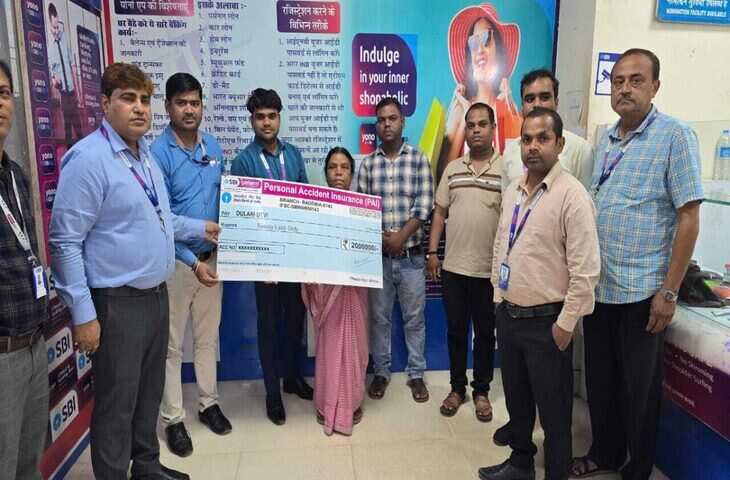 रिजनल मैनेजर मनीष ने कर्मचारियों को एक विशेष दुर्घटना बीमा योजना के बारे में जानकारी दी और इस योजना के महत्व को समझाया। उन्होंने बताया कि हर व्यक्ति को निजी दुर्घटना बीमा करवाना चाहिए ताकि किसी भी अप्रत्याशित घटना के समय आर्थिक सुरक्षा मिल सके। इस दौरान चीफ मैनेजर संजय कुमार मंडल और शाखा प्रबंधक विकाश केशरी ने भी योजना पर विस्तार से जानकारी दी और इसके लाभों पर प्रकाश डाला।  बीमा योजना का उद्देश्य और लाभ रिजनल मैनेजर मनीष ने योजना के उद्देश्य को स्पष्ट करते हुए कहा कि यह बीमा किसी भी व्यक्ति के लिए सुरक्षा कवच का काम करता है। अगर कोई व्यक्ति दुर्घटना का शिकार होता है, तो दुर्घटना बीमा उसे वित्तीय सहायता प्रदान करता है, जिससे परिवार को मानसिक और आर्थिक रूप से सुकून मिलता है। उन्होंने यह भी बताया कि दुर्घटना बीमा में चिकित्सा खर्च, स्थायी विकलांगता, या मृत्यु की स्थिति में मुआवजा देने की सुविधा शामिल होती है।  चीफ मैनेजर और शाखा प्रबंधक का योगदान चीफ मैनेजर संजय कुमार मंडल ने योजना के महत्व को और भी स्पष्ट किया। उन्होंने कहा, "इस बीमा योजना के माध्यम से हम अपने कर्मचारियों और उनके परिवारों को भविष्य में किसी भी अप्रत्याशित घटना से बचाने के लिए तैयार कर सकते हैं।" उन्होंने यह भी कहा कि दुर्घटना बीमा केवल व्यक्तिगत सुरक्षा ही नहीं, बल्कि परिवार की सुरक्षा का भी एक अहम हिस्सा है।  शाखा प्रबंधक विकाश केशरी ने भी बीमा योजना के फायदे बताये। उन्होंने यह भी साझा किया कि बीमा पॉलिसी को सरलता से लिया जा सकता है, और कर्मचारियों को अपनी व्यक्तिगत सुरक्षा के बारे में गंभीरता से विचार करना चाहिए। बीमा न केवल आपको आर्थिक सुरक्षा देता है, बल्कि यह मानसिक शांति भी प्रदान करता है।