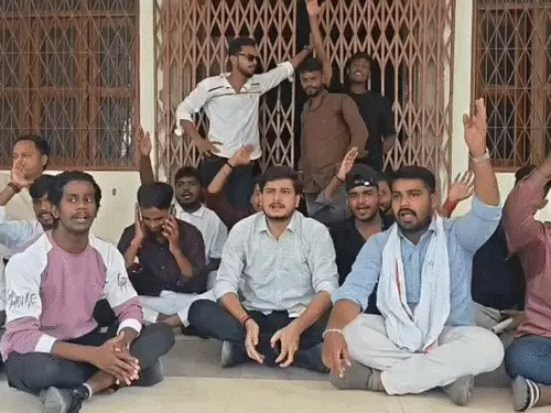 काशी विद्यापीठ में रिजल्ट की गड़बड़ी पर छात्रों का प्रदर्शन, परीक्षा देने वालों को दिखाया अनुपस्थित; सुधार न होने से नाराजगी