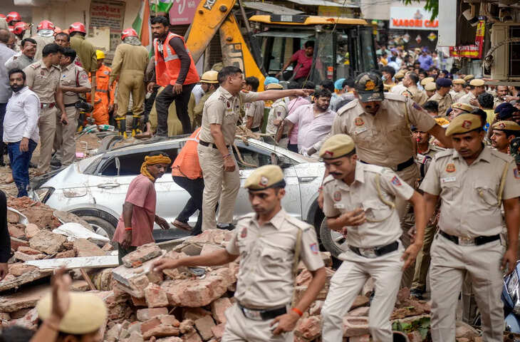 दिल्ली के सत्य निकेतन बिल्डिंग हादसे में मृतकों की संख्या 6 पहुंची, MCD ने 3 दिन में इमारत गिराने के दिए आदेश