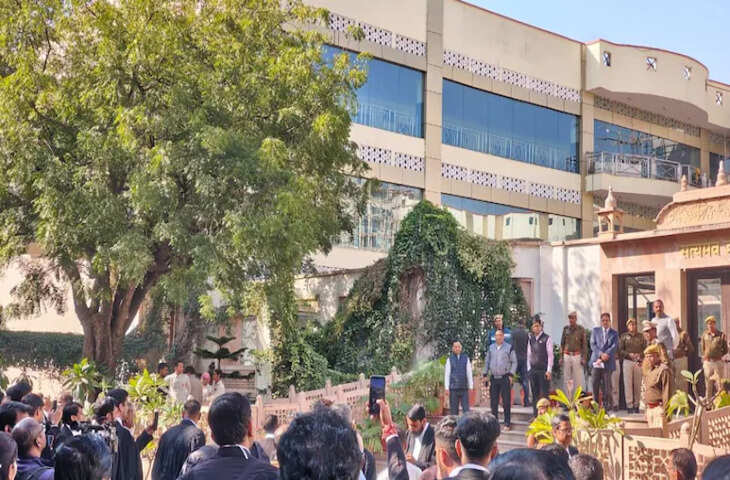 जयपुर में राजस्थान हाई कोर्ट को एक और बम की धमकी मिली है। इस धमकी से पूरे कैंपस में दहशत फैल गई है। धमकी मिलते ही बम स्क्वॉड और डॉग स्क्वॉड की टीमें कैंपस पहुंच गईं और पूरे इलाके में सर्च ऑपरेशन शुरू कर दिया गया। शुरुआती जांच में पता चला है कि धमकी एक ईमेल के ज़रिए मिली थी, जो रजिस्ट्रार, CPC के ऑफिस में पहुंची, जिसके बाद तुरंत पुलिस को बताया गया।  ईमेल मिलते ही एडमिनिस्ट्रेशन हरकत में आ गया।  जैसे ही हाई कोर्ट एडमिनिस्ट्रेशन को धमकी भरा ईमेल मिला, उन्होंने तुरंत सिक्योरिटी एजेंसियों को इसकी जानकारी दी। एहतियात के तौर पर पूरे कैंपस में सिक्योरिटी बढ़ा दी गई है और किसी भी इमरजेंसी के लिए सर्च ऑपरेशन चल रहा है।  बम की धमकी के बाद कैंपस में मौजूद वकील और स्टाफ बम की धमकी के बाद कैंपस में मौजूद वकील और स्टाफ फोटो क्रेडिट: NDTV 31 अक्टूबर को भी मिली थी धमकी  गौरतलब है कि हाई कोर्ट को इससे पहले 31 अक्टूबर को भी बम की धमकी मिली थी। हालांकि, पुलिस और एडमिनिस्ट्रेशन ने कोर्ट परिसर के अंदर और बाहर सिक्योरिटी बढ़ा दी थी। हालांकि, इस नई धमकी ने सिक्योरिटी एजेंसियों को अलर्ट कर दिया है। वे ईमेल के IP एड्रेस का पता लगाने के लिए साइबर सेल के साथ मिलकर काम कर रहे हैं। पुलिस अधिकारियों का कहना है कि ईमेल की टेक्निकली जांच की जा रही है और भेजने वाले की पहचान करने के लिए एक साइबर टीम को लगाया गया है।  वकीलों और स्टाफ को अलर्ट रहने का निर्देश दिया गया है पुलिस ने अभी हाई कोर्ट में मौजूद वकीलों और स्टाफ को अलर्ट रहने का निर्देश दिया है। पुलिस का कहना है कि अभी हालात कंट्रोल में हैं और एहतियात के तौर पर हर कोने पर पूरी जांच की जा रही है। सिक्योरिटी एजेंसियां ​​इस मामले को गंभीरता से ले रही हैं और मामले की तह तक जाने की कोशिश कर रही हैं।