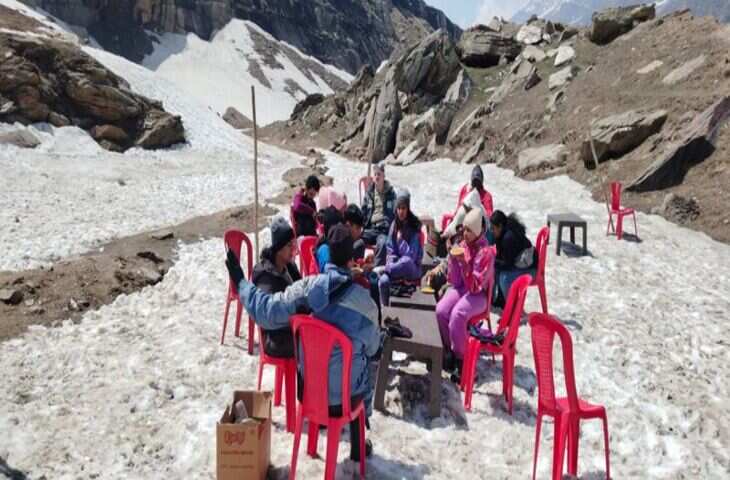 लाहौल और स्पीति जिला प्रशासन ने पर्यटकों को मनाली-लेह राष्ट्रीय राजमार्ग पर ज़िंगज़िंगबार तक जाने की अनुमति दे दी है। सीमा सड़क संगठन (बीआरओ) द्वारा राजमार्ग से बर्फ हटाने के बाद यह निर्णय लिया गया है, जिसे अब दारचा से आगे ज़िंगज़िंगबार तक मोटर वाहन योग्य बना दिया गया है।  हाल ही में, मनाली-लेह राजमार्ग पर पर्यटकों की आवाजाही भारी बर्फ जमा होने और क्षेत्र में चल रहे सफाई अभियान के कारण दारचा से आगे दीपक ताल तक सीमित थी। नए खुले राजमार्ग खंड से पर्यटन को बढ़ावा मिलने की उम्मीद है, खासकर जब मई की छुट्टियों का मौसम बढ़ा हुआ है और सुहावना मौसम पर्यटकों को सुंदर लाहौल घाटी की ओर आकर्षित कर रहा है।  ज़िंगज़िंगबार तक सड़क खोलने का निर्णय लाहौल और स्पीति विधायक अनुराधा राणा के निर्देश पर लिया गया था, जिन्होंने जिला प्रशासन से पर्यटकों की बढ़ती संख्या को देखते हुए अधिक क्षेत्रों तक पहुँचने की अनुमति देने का आग्रह किया था। जिला अधिकारियों ने सड़क की स्थिति की समीक्षा की और ज़िंगज़िंगबार तक वाहनों की आवाजाही को मंजूरी दे दी, जिससे उच्च ऊंचाई वाले जिले में आने वाले पर्यटकों के लिए यात्रा के विकल्प बढ़ गए।  इस बीच, बीआरओ ने मनाली-लेह राजमार्ग को पूरी तरह से बहाल करने के लिए अपने कठोर प्रयास जारी रखे, विशेष रूप से बारालाचा ला के माध्यम से महत्वपूर्ण खंड, जो भारी बर्फ से ढका हुआ है। बीआरओ अधिकारियों ने विश्वास व्यक्त किया कि यदि मौसम ने अनुमति दी तो 15 मई तक सरचू और आगे लेह तक राजमार्ग पूरी तरह से चालू हो जाएगा। ज़िंगज़िंगबार के खुलने को भारत के सबसे प्रतिष्ठित पर्वतीय राजमार्गों में से एक के पूर्ण पुनरुद्धार की दिशा में एक सकारात्मक कदम के रूप में देखा जा रहा है, जो हिमाचल को लद्दाख से जोड़ता है और हर साल हजारों यात्री यहाँ आते हैं। क्षेत्र के होटल, होमस्टे और ट्रैवल ऑपरेटरों ने इस निर्णय का स्वागत किया है और आने वाले दिनों में पर्यटकों के आगमन में वृद्धि की उम्मीद कर रहे हैं।  लाहौल घाटी में पर्यटकों की आमद देखी जा रही है, यात्री इसके प्राचीन परिदृश्य, बर्फ से ढकी चोटियों और समृद्ध संस्कृति को देखने के लिए उत्सुक हैं। मनाली-लेह राजमार्ग के आंशिक रूप से फिर से खुलने से स्थानीय अर्थव्यवस्था को बढ़ावा मिलने और पर्यटन पर निर्भर आजीविका को समर्थन मिलने की संभावना है।