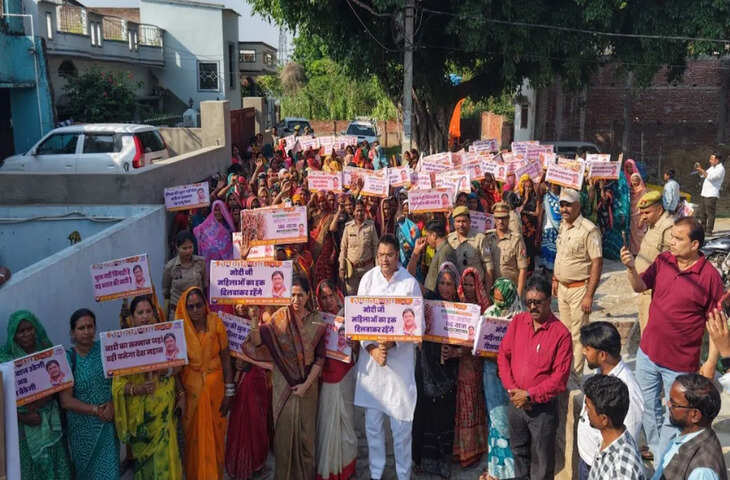 शोहरतगढ़ में महिला आरक्षण के समर्थन में सड़कों पर उतरीं महिलाएं, पदयात्रा में दिखा आक्रोश