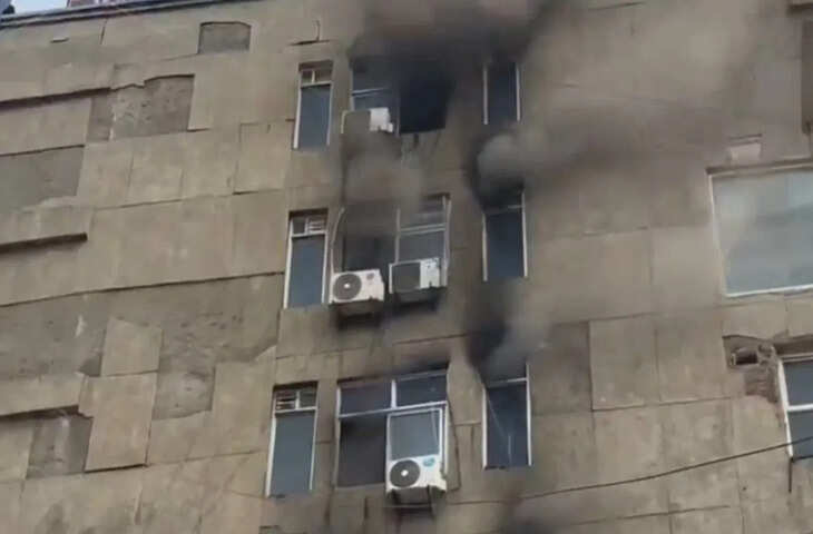  कमर्शियल बिल्डिंग में लगी भीषण आग, 100 से ज्यादा लोग फंसे, रेस्क्यू में जुटी फायर टीम