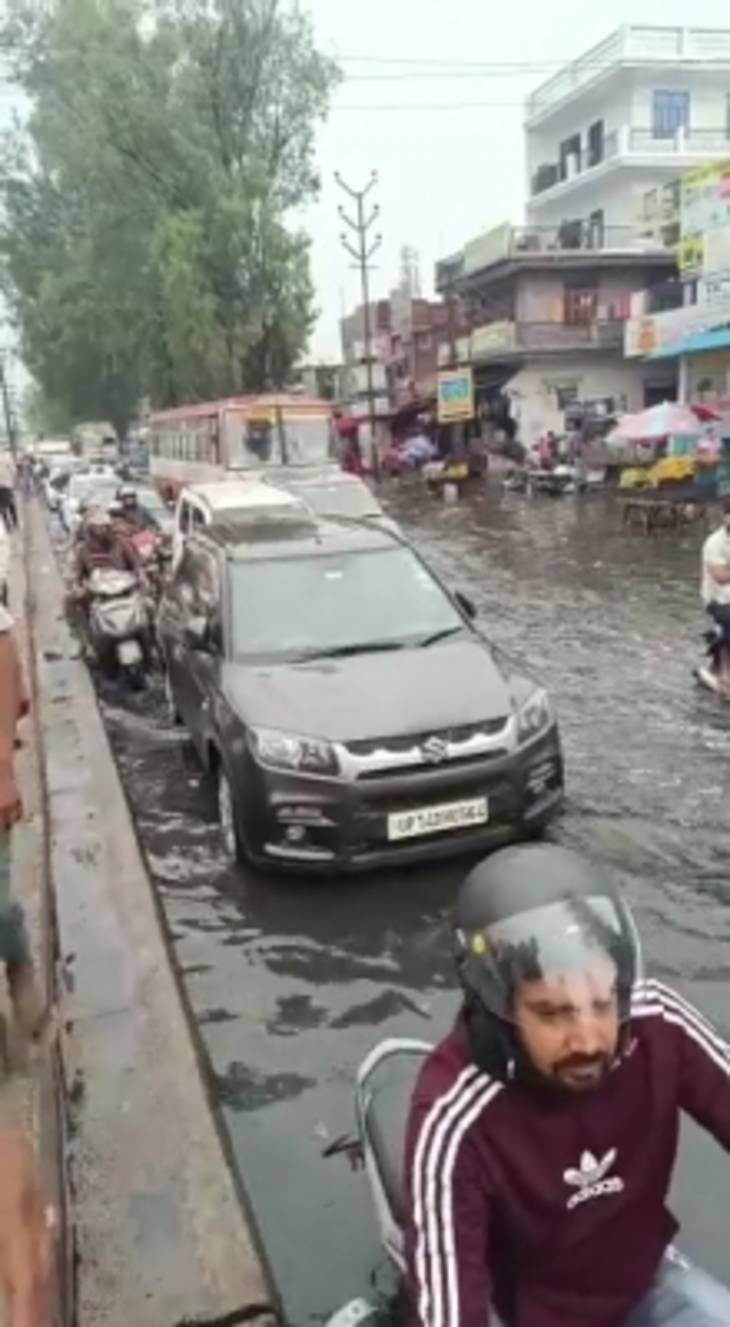 Delhi-मेरठ एक्सप्रेस-वे बारिश के चलते बना तालाब, रेंगते दिखे वाहन