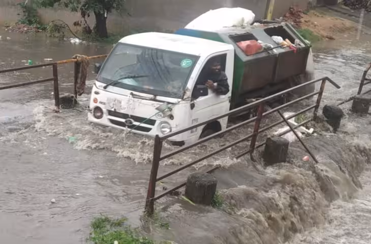झारखंड में मानसून ने बढ़ाई परेशानी, रांची में सुबह से रुक-रुककर बारिश; नदियों और जलाशयों का बढ़ा जलस्तर