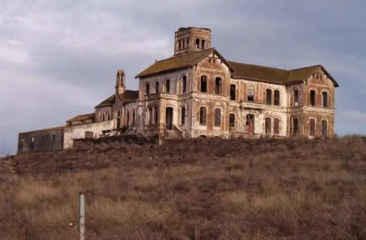 इस भूतिया हवेली से आती है लड़कियों की दिल दहला देने वाली आवाज, इसमें जाने से भी घबराते हैं लोग