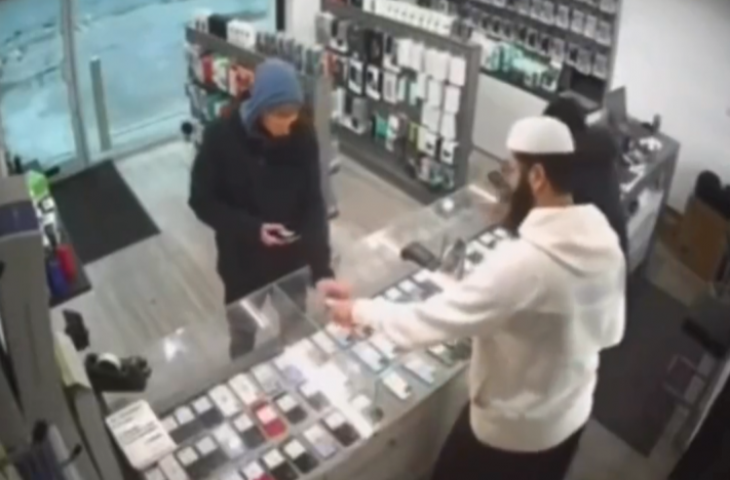 दुकानदार से मोबाइल लेकर अचानक भागने लगा ग्राहक, उसके बाद जो हुआ वह देख छूट जाएगी हंसी, VIDEO