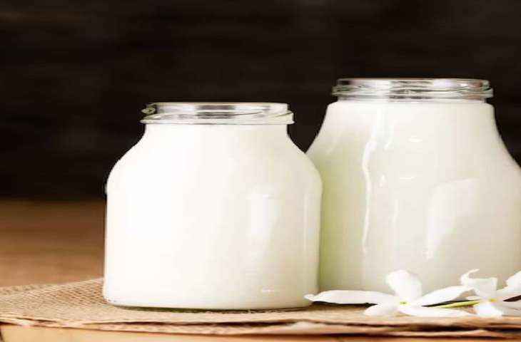 होता है नुकसान दूध और बैंगन में मौजूद तत्व आपस में रासायनिक क्रिया करते हैं, जो हेल्थ के लिए अच्छा नहीं है। साथ में लेने से ये दोनों ही चीजें सेहत के लिए नुकसानदायक होता है।