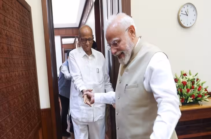'हाथ थामा, ठहाके लगाए...'&nbsp;विपक्ष के हंगामे के बीच पीएम मोदी और शरद पवार की गर्मजोशी से मुलाकात, तस्वीरे वायरल&nbsp;