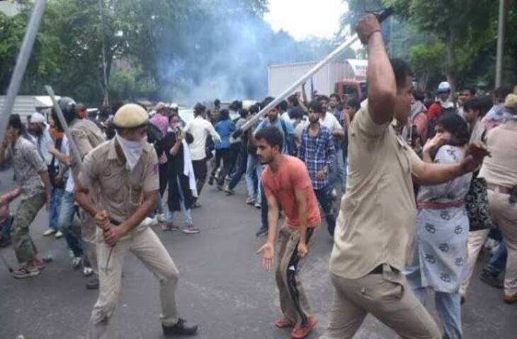 झारखंड में छात्र आंदोलन ने लिया उग्र रूप! प्रदर्शनकारियों और पुलिस के बीच भिड़ंत, लाठीचार्ज और आंसू गैस का इस्तेमाल​​​​​​​