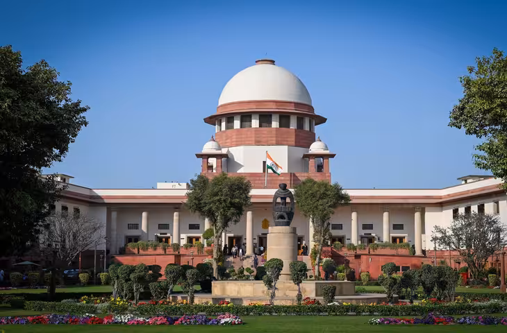सुप्रीम कोर्ट का पटाखों पर पूरी तरह प्रतिबंध से इनकार, कहा- न पूर्ण रोक होगी और न ही अनियंत्रित इस्तेमाल की अनुमति