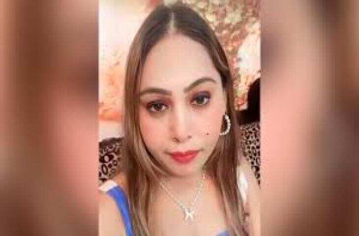 सोशल मीडिया पर वायरल हो रहे एक वीडियो को लेकर लोगों के बीच काफी भ्रम फैल गया था। दावा किया जा रहा था कि वीडियो में दिखाई दे रही दोनों महिलाएं एक ही हैं। हालांकि, जांच में यह दावा गलत निकला।  Aaj Tak की फैक्ट चेक टीम ने पड़ताल में पाया कि वीडियो में नजर आ रहीं दोनों महिलाएं अलग-अलग हैं और दोनों क्लिप्स का आपस में कोई संबंध नहीं है।  जांच के मुताबिक, वीडियो की पहली क्लिप West Bengal की है, जबकि दूसरी क्लिप Delhi की बताई गई है। सोशल मीडिया पर दोनों वीडियो को जोड़कर गलत तरीके से पेश किया जा रहा था, जिससे लोगों के बीच भ्रम की स्थिति पैदा हो गई।  फैक्ट चेक रिपोर्ट में बताया गया कि वायरल दावे की सत्यता जांचने के लिए वीडियो के अलग-अलग फ्रेम्स और स्रोतों की पड़ताल की गई। इसके बाद साफ हुआ कि दोनों घटनाएं अलग-अलग स्थानों और समय की हैं।  आजकल सोशल मीडिया पर कई बार पुराने या अलग-अलग वीडियो को जोड़कर भ्रामक दावे किए जाते हैं। ऐसे मामलों में बिना पुष्टि के जानकारी शेयर करने से गलतफहमियां फैल सकती हैं।  विशेषज्ञों का कहना है कि किसी भी वायरल वीडियो या दावे पर भरोसा करने से पहले विश्वसनीय स्रोतों और फैक्ट चेक रिपोर्ट्स की जांच करना बेहद जरूरी है।  फिलहाल यह मामला सोशल मीडिया पर चर्चा का विषय बना हुआ है और लोग वायरल कंटेंट की सच्चाई जानने के बाद अपनी प्रतिक्रियाएं दे रहे हैं।