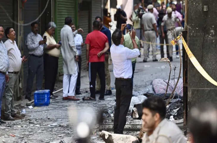 हौज रानी में अवैध होटल में आग, दंपती की दम घुटने से मौत