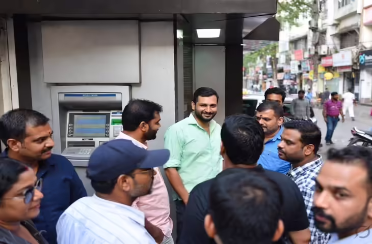 एटीएम में तकनीकी खराबी से निकले ज्यादा नोट, पुलिस ने संभाला मोर्चा; जांच में जुटी बैंक टीम