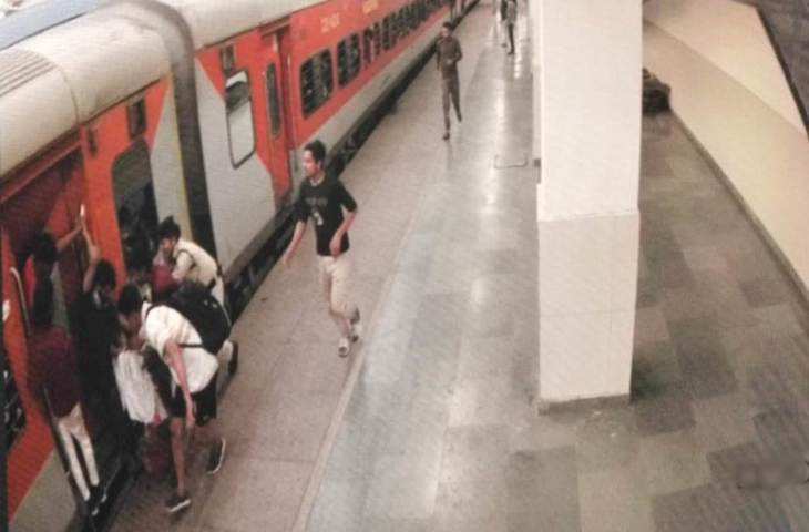 Bhopal चलती ट्रेन में चढ़ने की कोशिश में प्लेटफार्म और ट्रेन के बीच फंसी महिला, आरपीएफ जवान ने दौडकर ऐसे बचाई जान