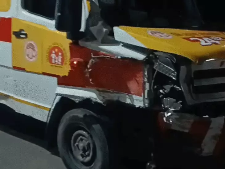 मरीजों को ले जा रही एंबुलेंस की कार से भिड़ंत, छतरपुर रेलवे स्टेशन के पास बड़ा हादसा