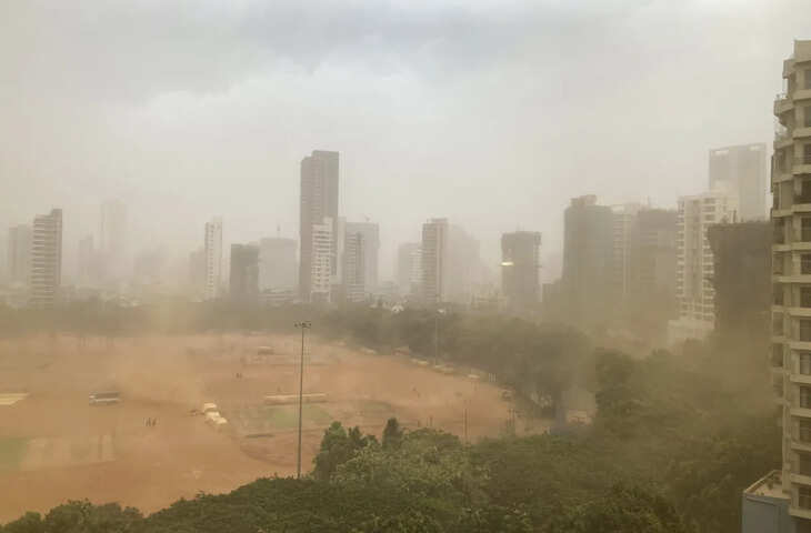 मुंबई में भारी बारिश, आंधी-तूफान, लोकल ट्रेन सेवाएं बाधित