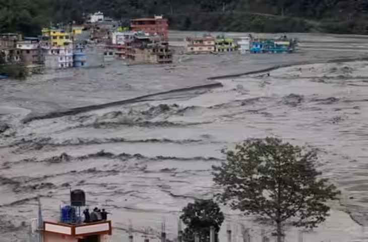 नेपाल बाढ़ के बाद सामने आया दिल दहला देने वाला VIDEO, नदी किनारे ले जाया गया शव