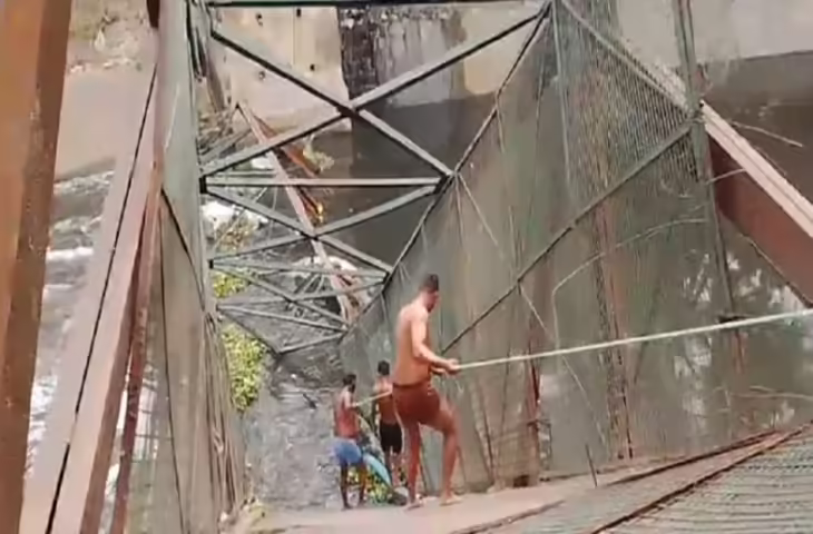 रूप नगर में फुटओवर ब्रिज गिरने से महिला की दर्दनाक मौत