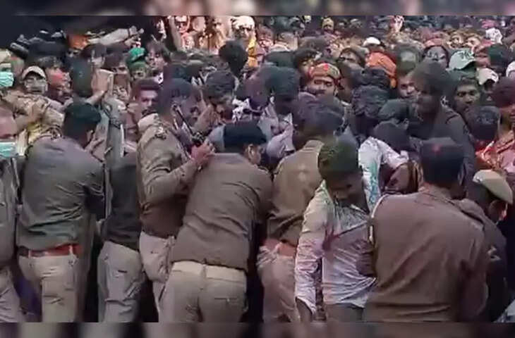 लठमार होली का खौफनाक मंजर: मथुरा की गलियों में उमड़ा सैलाब, वीडियो देख कैंसल कर देंगे प्लान&nbsp;